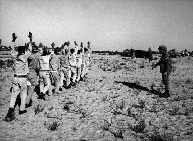 Fotografía de prisioneros de guerra egipcios capturados por las fuerzas israelís durante la Guerra de los Seis Días