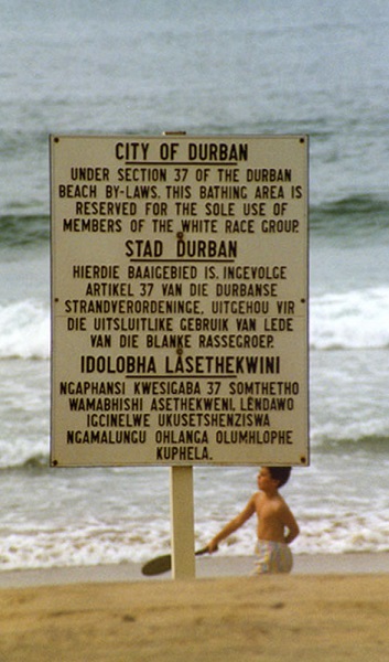 Cartel segregacionista del Apartheid en una playa sudafricana a finales de los años 80