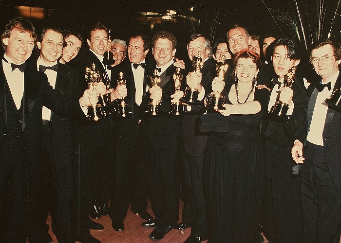 Parte del equipo de la película con los 9 Óscars que ganaron en 1988 con "El último emperador"