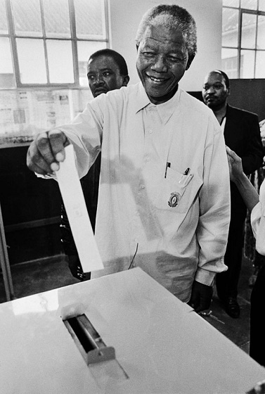 Fotografía de Nelson Mandela votando en las elecciones de abril del año 1994, al final del Apartheid