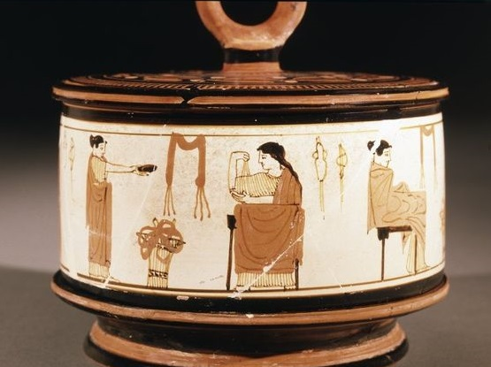 Caja de cosméticos en la que se muestra las actividades cotidianas de la mujer en la antigua Grecia