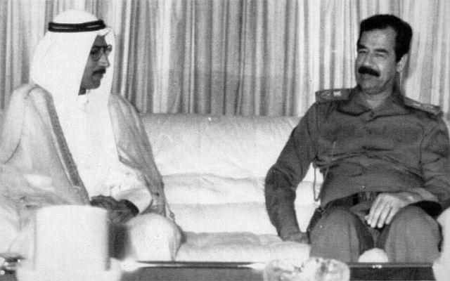 Saddam Hussein reunido con el primer ministro de Kuwait en agosto de 1990, en el inicio de la guerra del golfo