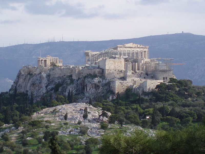 Vista conjunta del actual estado del Areópago y la Acrópolis de Atenas