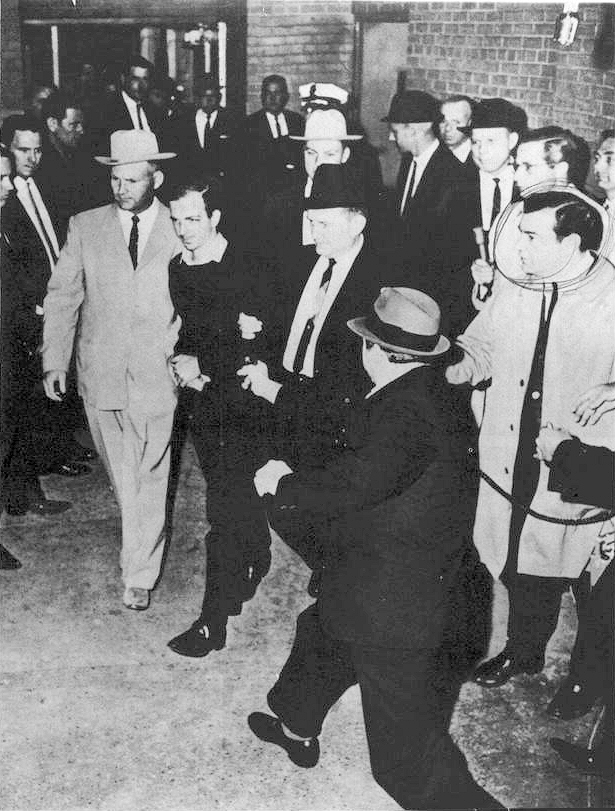 Lee Harvey Oswald al día siguiente de la muerte de Kennedy