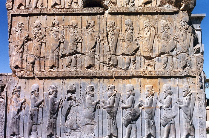 Relieve hallado en Persépolis en el que se representa a los Inmortales, parte de los soldados persas del ejército del Imperio Persa