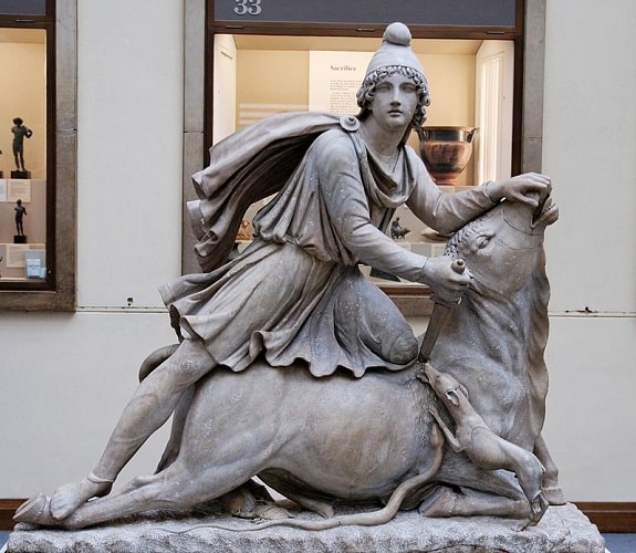 Estatua del dios Mitra expuesta en el Museo Británico de Londres
