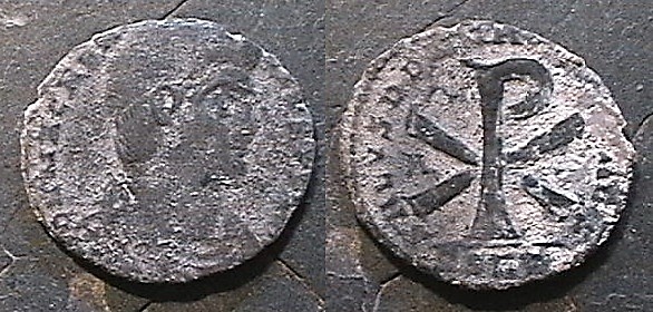 Moneda del emperador Constantino I con el crismón en el reverso