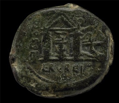 Moneda acuñada del s. I a.C. con la representación del templo y la serpiente