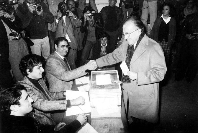 El secretario general del PCE, Santiago Carrillo, vota en el referéndum de la Constitución española (Archivo del periódico ABC)