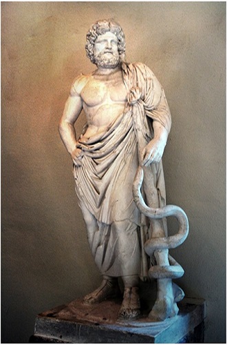 Estatua del dios Asclepio con el bastón y la serpiente