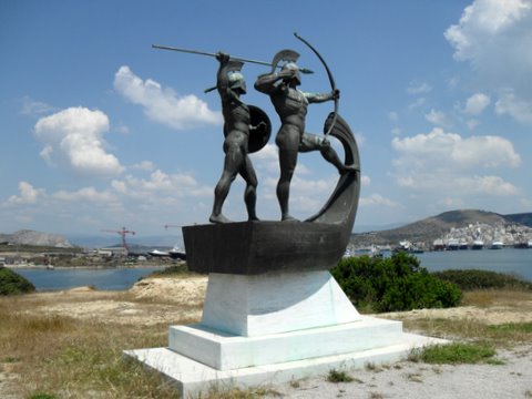 Monumento a los combatientes de la batalla de Salamina erigido en la isla del mismo nombre
