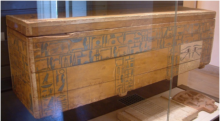 Sarcófago de un alto funcionario de la XII Dinastía con ejemplos de los Textos de los Sarcófagos
