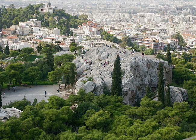 La Colina del antiguo Areópago de Atenas vista desde la Acrópolis