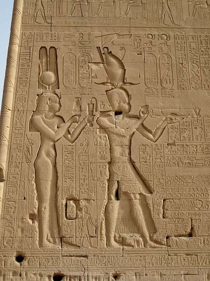 Bajorrelieve del templo de Dendera en el que se representa a Cleopatra VII y Ptolomeo XV