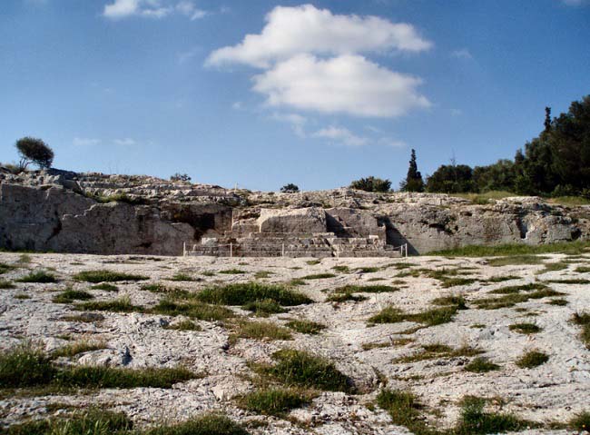 Vista a ras de suelo de la colina de la Pnyx, uno de los centros neurálgicos de la democracia ateniense