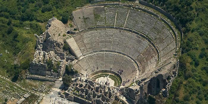 El gran Teatro de Éfeso visto desde el aire