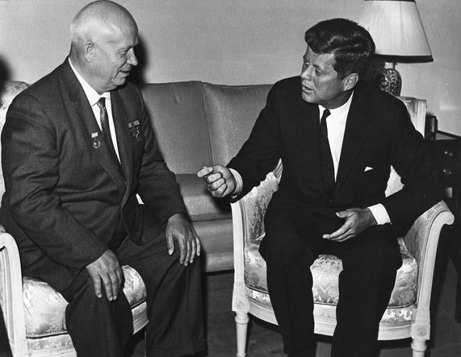 Fotografía de una reunión entre Nikita Kruschev y J F Kennedy en plena Guerra Fría