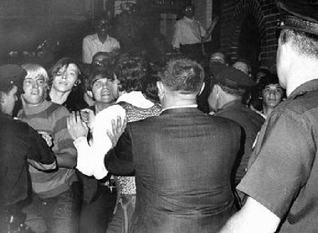 Fotografía de los disturbios de Stonewall, el origen del Día del Orgullo