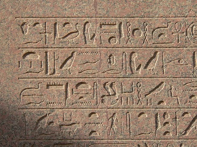 Escritura jeroglífica egipcia del obelisco de Hatshepsut erigido en el templo de Karnak