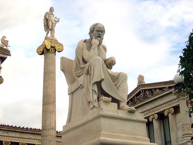 Estatua sedente de Sócrates, figura de la filosofía griega, en la Academia Moderna de Atenas