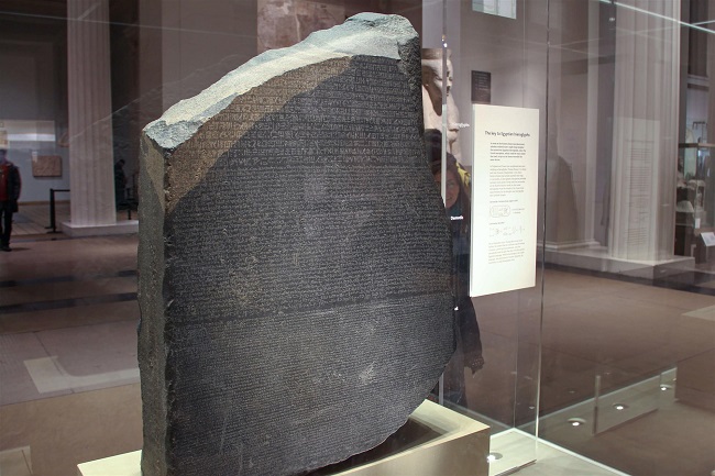 La Piedra de Rosetta, uno de los descubrimientos más importantes de la egiptología, expuesta en el Museo Británico en Londres