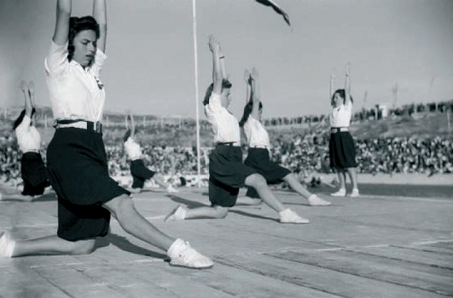 Mujeres de la Sección Femenina practicando gimnasia