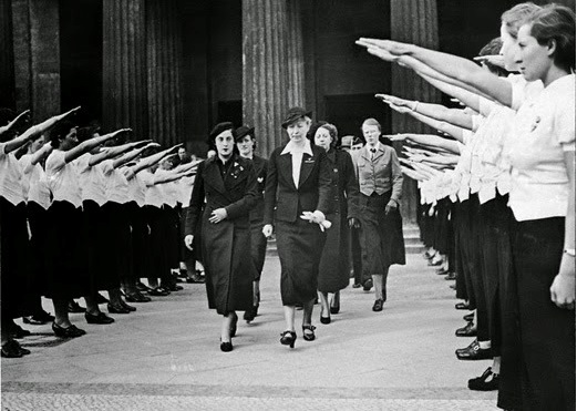 Pilar Primo de Rivera y otras mujeres de la Sección Femenina en Alemania