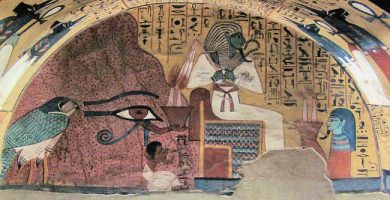 Tumba de Pashedu con jeroglíficos egipcios en las paredes-min