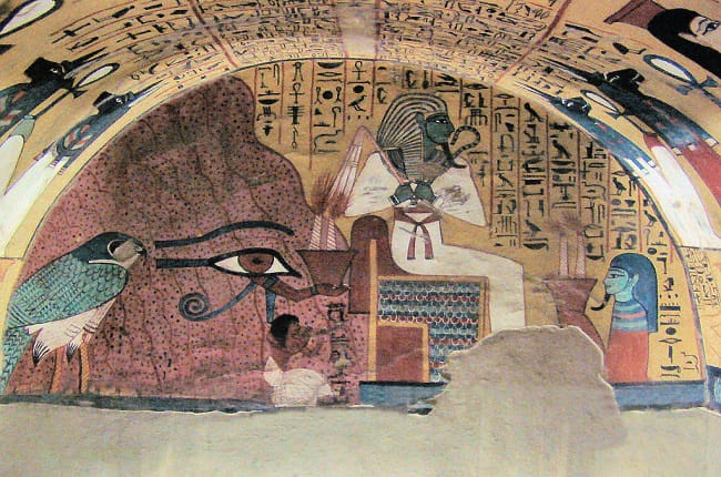 Tumba de Pashedu con jeroglíficos egipcios en las paredes-min