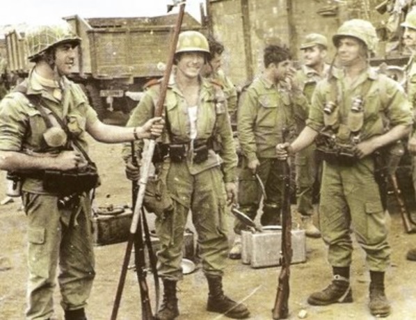 Paracaidistas españoles durante la Guerra de Ifni