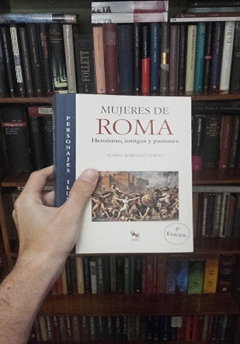 Posando con mi ejemplar de "Mujeres de Roma", de Isabel Barceló