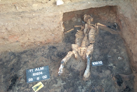 Esqueleto con las piernas mutiladas hallado en la Almoina