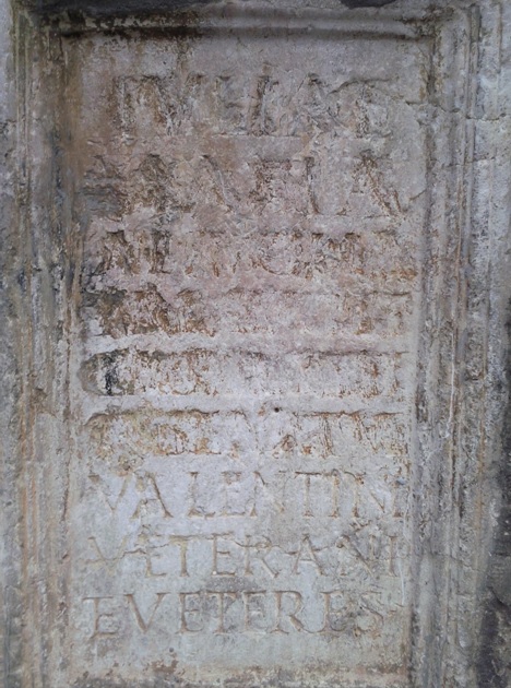 Inscripción de la Valentia romana en que aparece la distinción entre veterani y veteres.