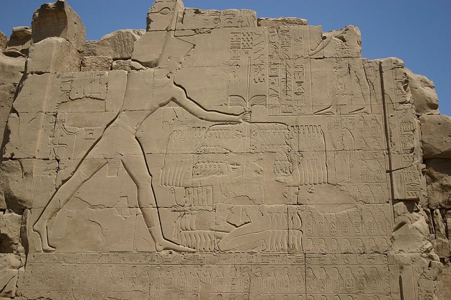 Relieve de Tutmosis III derrotando a sus enemigos sirios en el séptimo pilono del templo de Karnak