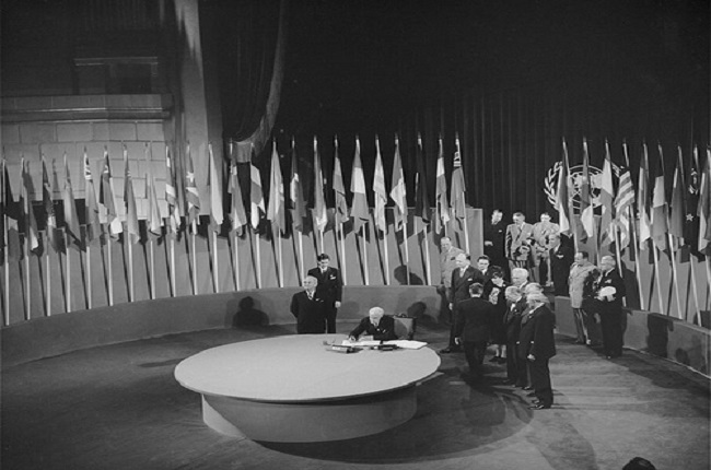 Firma de la Carta de las Naciones Unidas durante la Conferencia de San Francisco