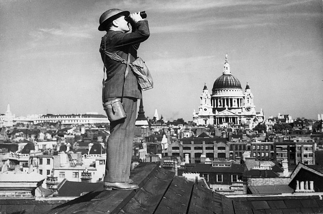 Un miembro de la Royal Observer Corps en vigilancia durante la batalla de Inglaterra en la II Guerra Mundial
