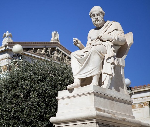 Estatua de Platón en Atenas