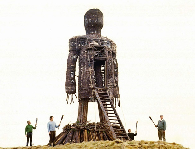 Fotograma de la película The Wicker Man (1973) en la que se ve el hombre de mimbre