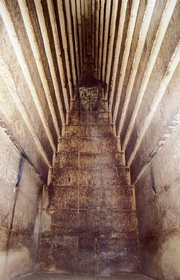 Bóveda en hileras en la pirámide Roja