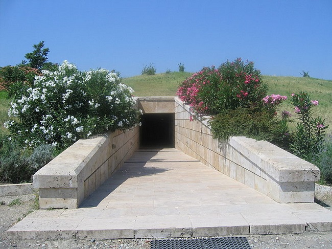 Entrada al gran túmulo de Vergina, donde supuestamente se hallaron los restos del rey macedonio