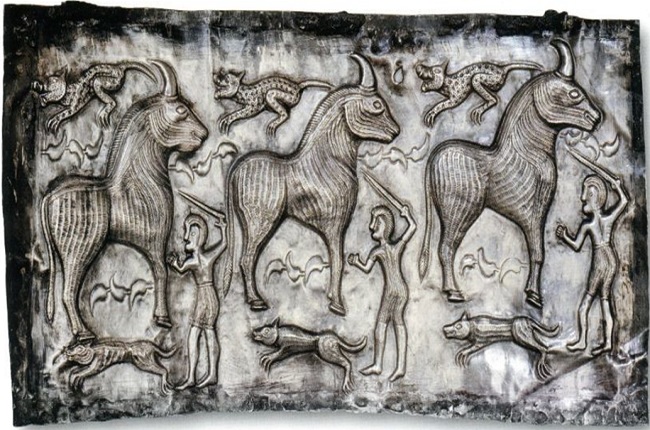 Escena del Caldero de Gunderstrup que representa el sacrificio de tres toros Fuente pinterest