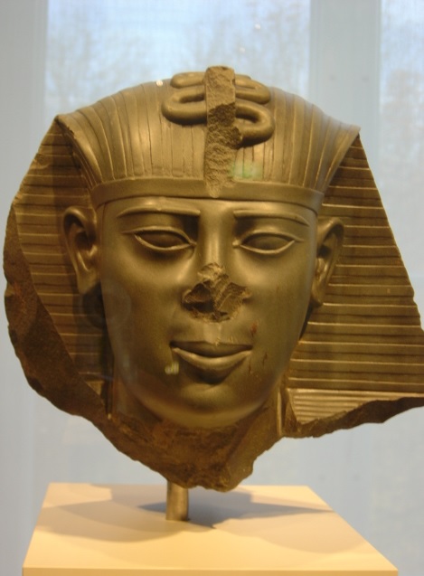 Escultura que representa al faraón Amosis, del Egipto Saíta
