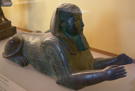 Esfinge que representa al faraón Apries, del Egipto saíta, actualmente en el Museo del Louvre