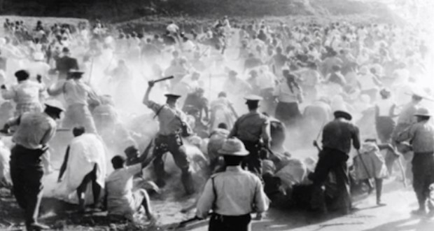Fotografía del momento de la masacre de Sharpeville