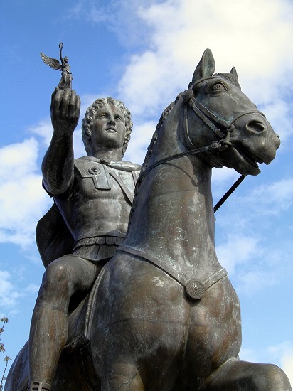 Monumento ecuestre de Alejandro Magno en la actual ciudad de Pela, en Macedonia