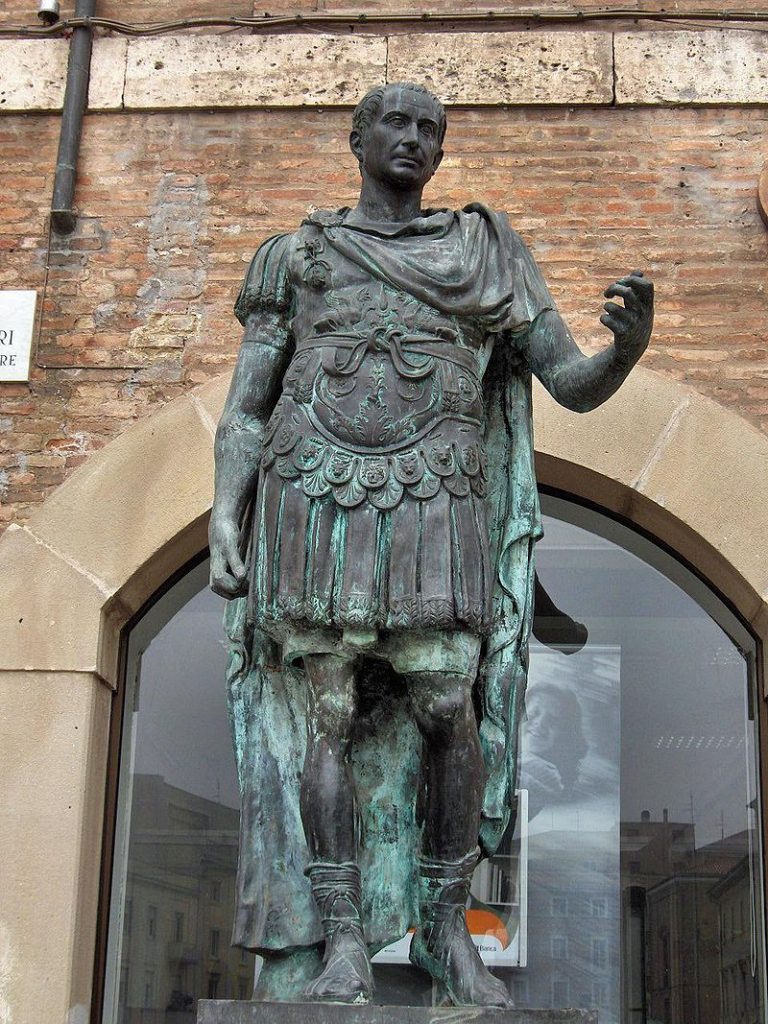 Estatua de bronce de Julio César, creador de la primera de las naumaquias