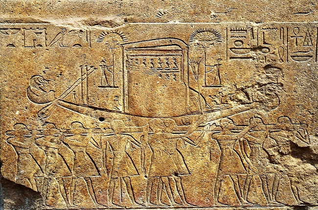 La barca sagrada de Amón del festival de Opet en un relieve de la Capilla Roja de la reina Hatshepsut National Geographic