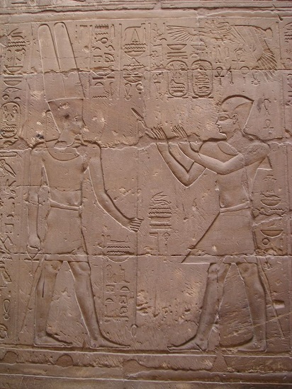 Relieve de Alejandro Magno ante Amón-Ra, en el templo de Luxor.