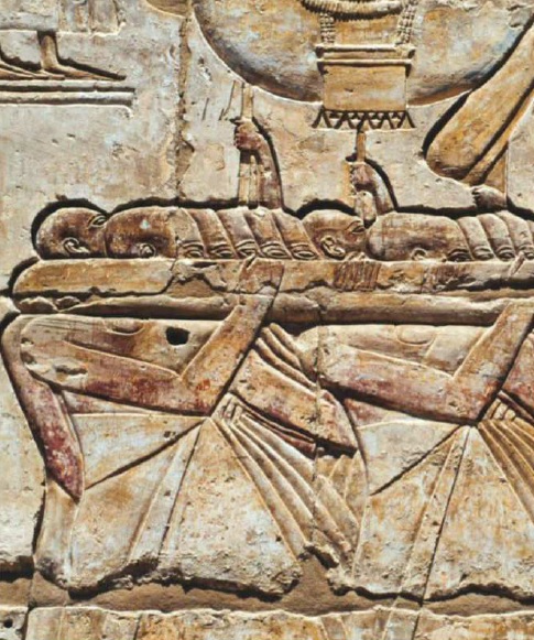 Relieve del templo de Ramsés III con los cargadores del festival de Opet
