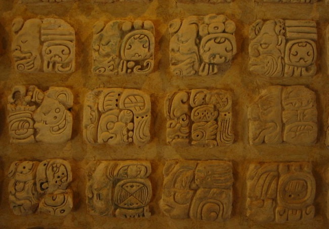 Glifos mayas en el museo de sitio de Palenque México